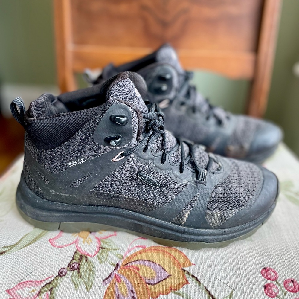 KEEN Terradora II Mid Waterproof Hiking Boots Women’s 7 /EU 37.5 Black & Magnet